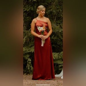 Size 8 GALINA SIGNATURE

charmeuse draped one-shoulder bridesmaid dress